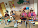 Eine+Gruppe+von+Kindern+sitzt+an+Schreibtischen+in+einem+Klassenzimmer