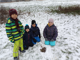Eine+Gruppe+von+Kindern+im+Schnee