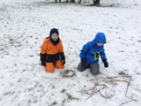 Zwei+Kinder+im+Schnee